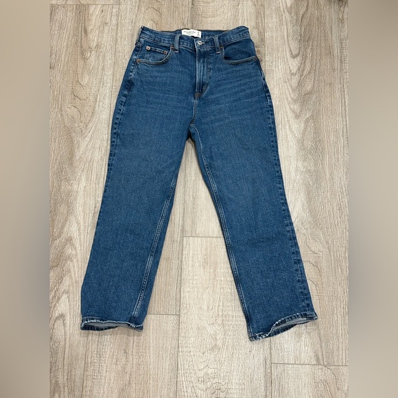 Abercrombie Women's Curve Love Ultra High Rise Ankle Straight Jean 27 Short - Picture 3 of 8